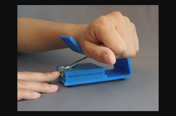 nagel clipper halter unterstützung by macher herstellung veränderung download frei stl modell druckbares 3d modelle haushalt badezimmer hand behinderung nagelknipser arthritis 3d print model - Mito3D