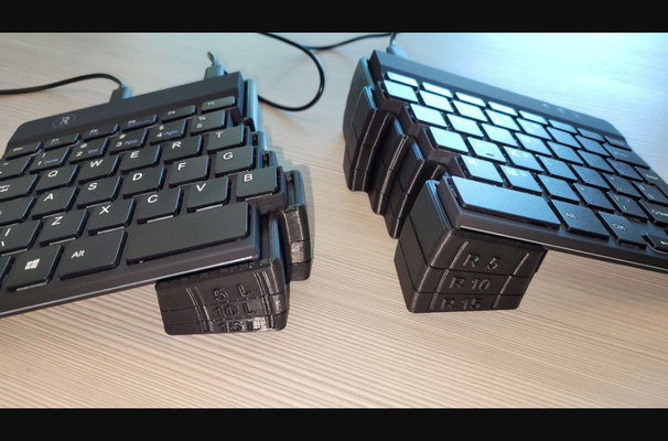 stapeln stand go split tastatur by macher herstellung veränderung download frei stl modell druckbares 3d modelle gadgets behinderung ergonomisch tastaturständer unterstützende technologie 3d print model - Mito3D