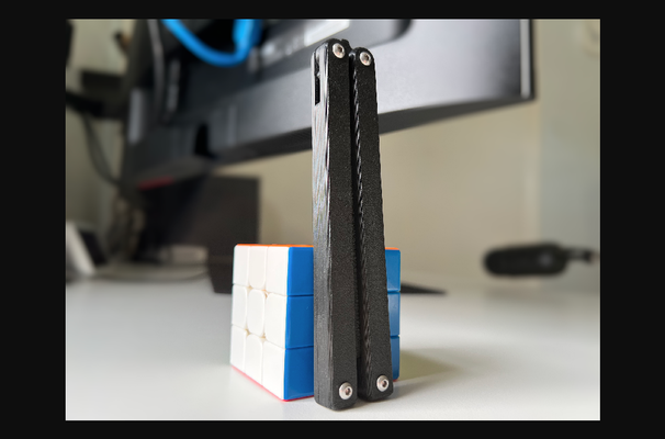 squiddy ispirato balisong allenatore by kenny scarica gratuito stl modello printables com 3d modelli giocattoli giochi agitarsi giocattolo farfalla coltello flip 3d print model - Mito3D