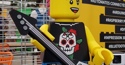 gigante Lego ispirato minifigure ponko punk rocker Stephane Scarica gratuito stl modello printablescom 3d Modelli giocattoli Giochi azione figure statue chitarra legominifig minifig 3d print model - Mito3D