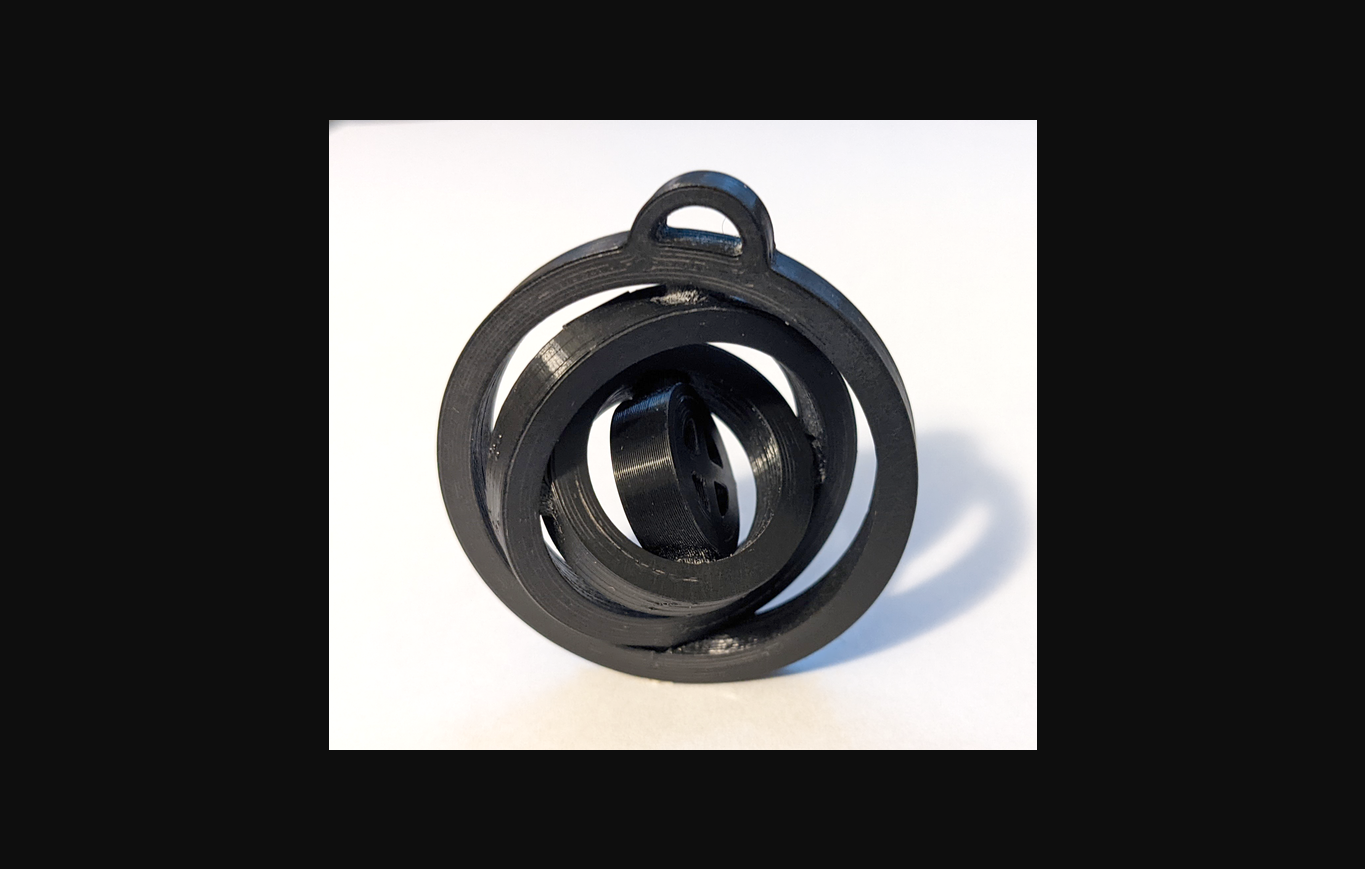 kreisel spinner schlüsselbund 90 grad versatz by tu download frei stl modell druckbares 3d modelle spielzeuge spiele zappeln 3D print model - Mito3D