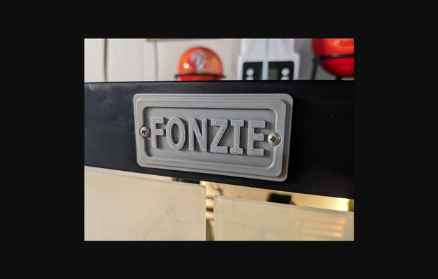 fon fonzie rozet by ters arayışlar laboratuar indir bedava stl model basılabilirler com 3d modeller yazıcılar aksesuarlar isim etiketi 3d print model - Mito3D