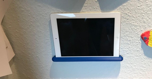 Universal Tablette Mauer montieren parametrisch iPad 2 dickie24 download frei stl Modell Printablescom 3d Modelle Gadgets tragbar Geräte ipadholder Wandhalterung 3d print model - Mito3D