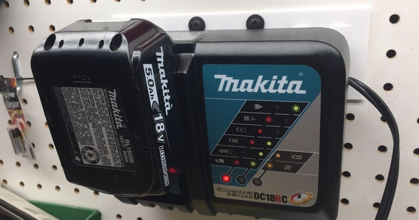 makita 18v caricabatterie titolare supporto pannello forato bioguygone3d Scarica gratuito stl modello printablescom 3d Modelli passatempo creatori utensili 3d print model - Mito3D