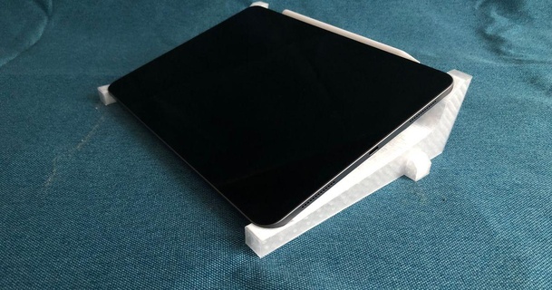iPad Profi 11 Stand dumm download frei stl Modell Printablescom 3d Modelle Gadgets tragbar Geräte Apfel Apfelstift ipadpro ipadstand 3d print model - Mito3D