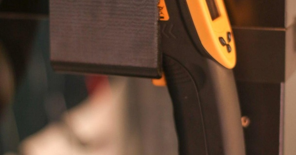 ir thermomètre pistolet titulaire soutien Tony Télécharger libre stl modèle imprimablescom 3d modèles imprimantes accessoires digital infared infrarouge 3d print model - Mito3D
