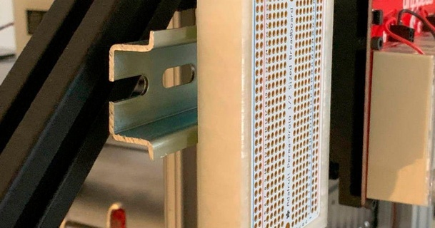 vertical estruendo carril montar adafruit permanente proto tablero notlikealeafonthewind descargar gratis stl modelo imprimiblescom 3d modelos pasatiempo hacedores electrónica dinrail permaproto 3d print model - Mito3D