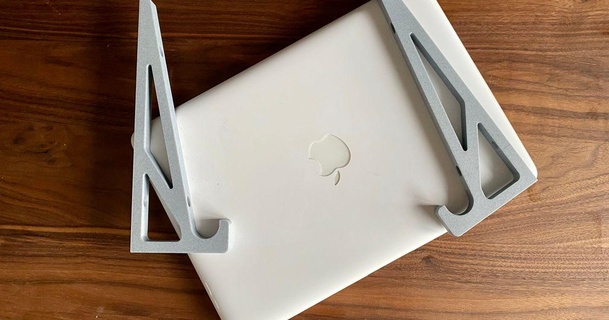 MacBook Weiß Unibody Mauer montieren Kind download frei stl Modell Printablescom 3d Modelle Gadgets Computers Halterung Halter Unterstützung Laptophalterung Laptopständer 3d print model - Mito3D