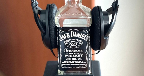 jack Daniel's casque musique titulaire soutien mouche Télécharger libre stl modèle imprimablescom 3d modèles gadgets l'audio porte bouteille 3d print model - Mito3D