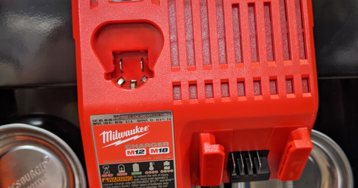 milwaukee m12 m18 caricabatterie appendiabiti porto merci attrezzo carrello thewyliestcoyote Scarica gratuito stl modello printablescom 3d Modelli passatempo creatori utensili portuali milwaukeem12 milwaukeem18 3D print model - Mito3D