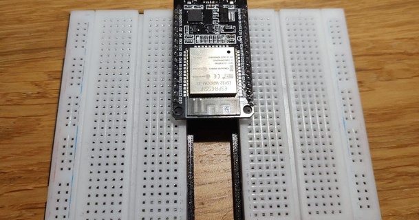 esp32 dev planche pain titulaire soutien Télécharger libre stl modèle imprimablescom 3d modèles loisir fabricants électronique porte esp32breadboard 3d print model - Mito3D