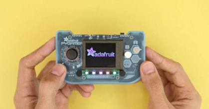 Pygamer einrasten passen Fall Mantel Adafruit download frei stl Modell Printablescom 3d Modelle Gadgets tragbar Geräte Arduino Gerät Spiel Game Boy 3d print model - Mito3D