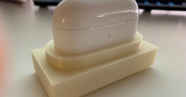 airpods pro In piedi pixelpinguin Scarica gratuito stl modello printablescom 3d Modelli passatempo creatori organizzatori airpodspro Astuccio guaina 3d print model - Mito3D