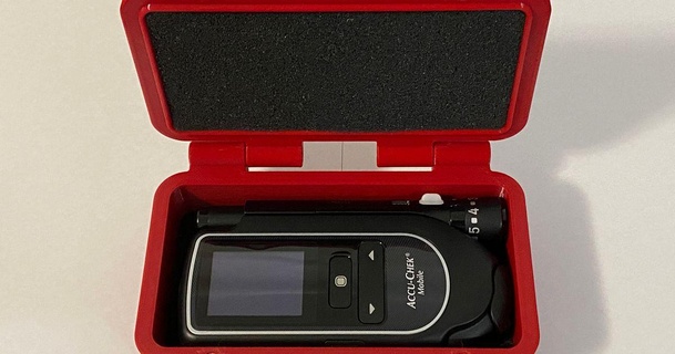 accu chek Handy Mobiltelefon tragen case Blut Glucose Monitor Schlammmacher download frei stl Modell Printablescom 3d Modelle Hobby Macher Veranstalter 3d print model - Mito3D