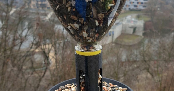 animale domestico bottiglia uccello alimentatore neolker Scarica gratuito stl modello printablescom 3d Modelli all'aperto giardino mangiatoia per uccelli 3d print model - Mito3D