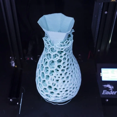 zelle vase 3d by on danke myzel voronoi generativ prozedural muster vasen kunst bildhauerei skulptur vr komplex detailliert gemustert löcher loch organisch design designer 3d print model - Mito3D