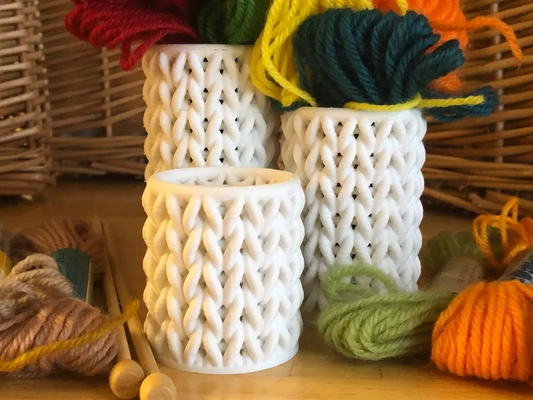 tricotar cilindro pequeno 3d by coisas davemakes on tricô têxteis recipiente vaso lápis suporte ntopologia nó textura 3d print model - Mito3D