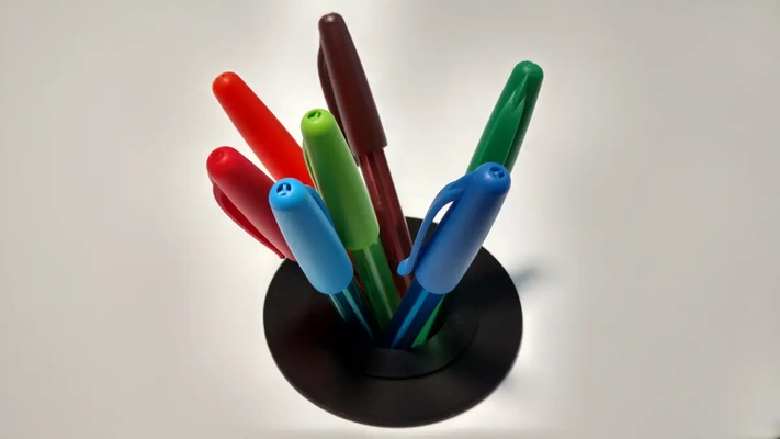 caneta suporte escrivaninha ilhó 3d by karenchaudesigns on 3d print model - Mito3D