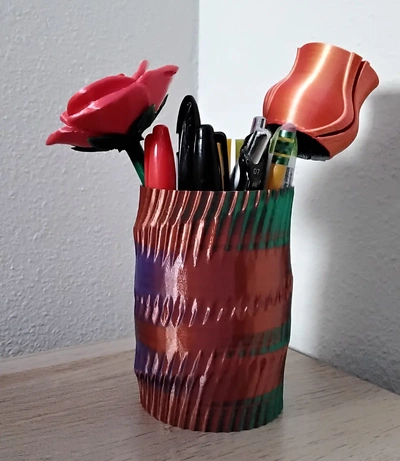 torsion vase or stylo titulaire soutien 3d by papawazzy créateur 3d print model - Mito3D