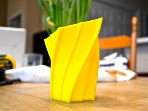 twisted vaso arredamento titolare pen pot a spirale giallo 3d print model - Mito3D