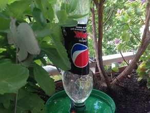 gros abreuvoir pour oiseaux sur bouteille - big soda clean water dispenser birds pets 3d print model - Mito3D