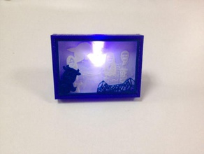 cadre photo conçu raccord lumières derrière l'image décor photomaton cintre du stand 3d print model - Mito3D