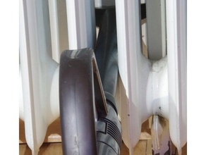 la pared detrás del radiador limpiador de dyson aspiradoras hogar 3d print model - Mito3D