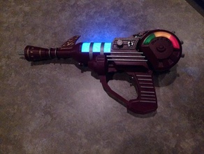 servicio de guardia con una pistola rayos props zombies 3d print model - Mito3D