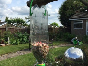 cabide alimentador do pássaro garrafa de refrigerante thread ao ar livre jardim 3d print model - Mito3D