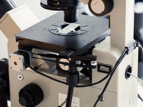nikon tmd la platine du microscope de plaque biologie 360 degrés le clip spécimen 3d print model - Mito3D