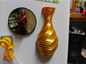 magnétique low-poly rose twist vase art réfrigérateur un aimant de lowpoly 3d print model - Mito3D
