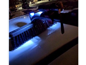 escova de neve lanterna clip gadgets inverno 3d print model - Mito3D