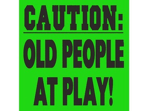 Vorsicht, die alten Menschen spielen Zeichen 3d-drucken Vorsicht Spaß komisch komische hausgemachte alt alte beliebt sign trending 3d print model - Mito3D