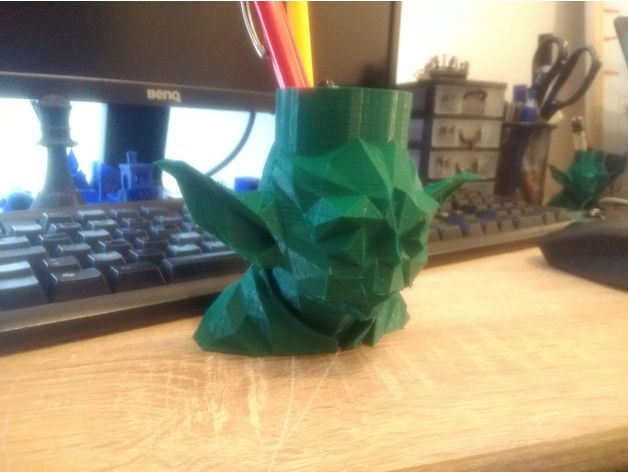 baja poli yoda sostenedor de la pluma oficina star wars 3D print model - Mito3D