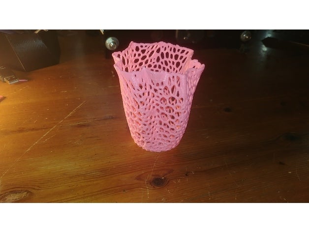de voronoi style vase sculptures 3D print model - Mito3D