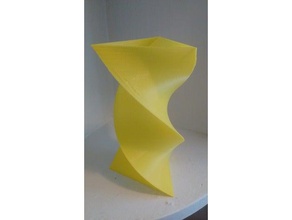triangulaire tordu vase sculptures triangle 3d print model - Mito3D