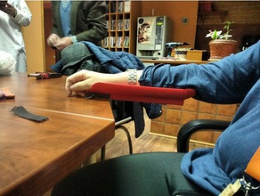 apoyabrazos teja utensili a mano dispositivo di assistenza tecnologie assistive brazo la disabilità discapacidad soporte terapia ocupacional 3d print model - Mito3D