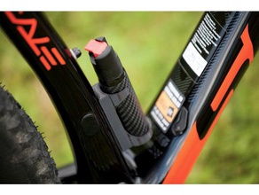 spray au poivre porte - vélo en pièce jointe sport et loisirs addon de vélos bidon le titulaire vtt bombe lacrymogène rapide pulvérisation 3d print model - Mito3D