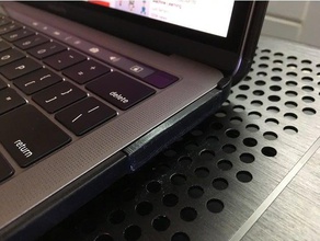 macbook pro touchbar i-blason de l'anti-poussière du côté droit panneau ports ordinateur anti-poussière macbookpro 13 usb-c 3d print model - Mito3D