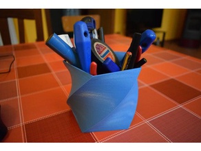 twisted polygon pen&outils support bureau de porte-crayon porte-stylo vase 3d print model - Mito3D