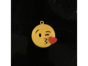 kissy visage emoji trousseau de clés porte-clés 3d double couleur extrusion cœur baiser la balise jeter 3d print model - Mito3D