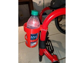 tekerlekli sandalye içinde bardak tutucu şişe çalışıyor gıda içecek 3d print model - Mito3D