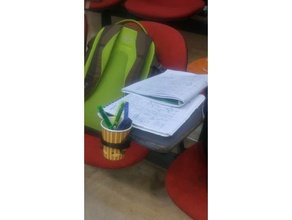 titular da copa do aluno cadeira de aprendizagem o café xícara caneca estojo lápis porta-lápis 3d print model - Mito3D