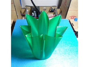 le cannabis feuille porte-crayon les conteneurs de la marijuana crayon coupe porte-stylo en spirale vase mauvaises herbes 3d print model - Mito3D