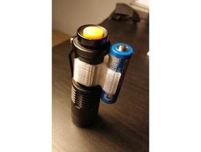 torche batterie titulaire soutien aa agrafe cri éclat lampe poche LED lumière espace rangement 3d print model - Mito3D