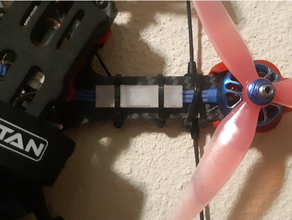 cuadricóptero motor cable protector escobillas alambre carreras 3d print model - Mito3D