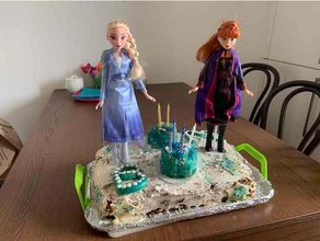 congelado cumpleaños pastel muñecas soporte anna muñeca elsa 2 modelo 3d print model - Mito3D