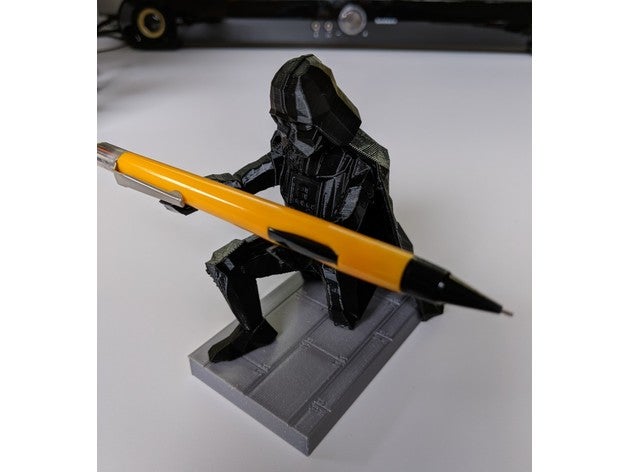 lowpoly darth vader penna titolare supporto separato base 3D print model - Mito3D