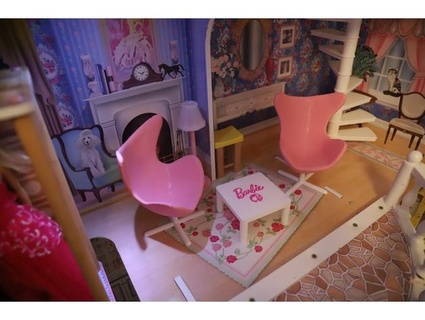 Barbie café table donne coup pied 3d print model - Mito3D