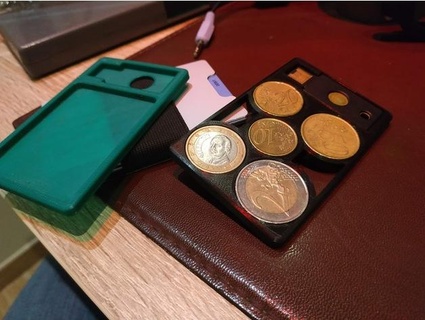 yubico yubikey crédito tarjeta portador agujero dinero espacio cebolla 3d print model - Mito3D